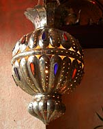 Leucht mit Einstzen aus buntem Glas