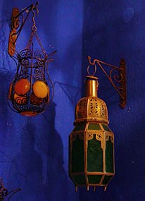 Ampel und Laterne mit farbigem Glas