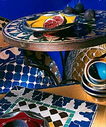 Mosaik-Tischplatten rund und quadratisch mit Untergestell